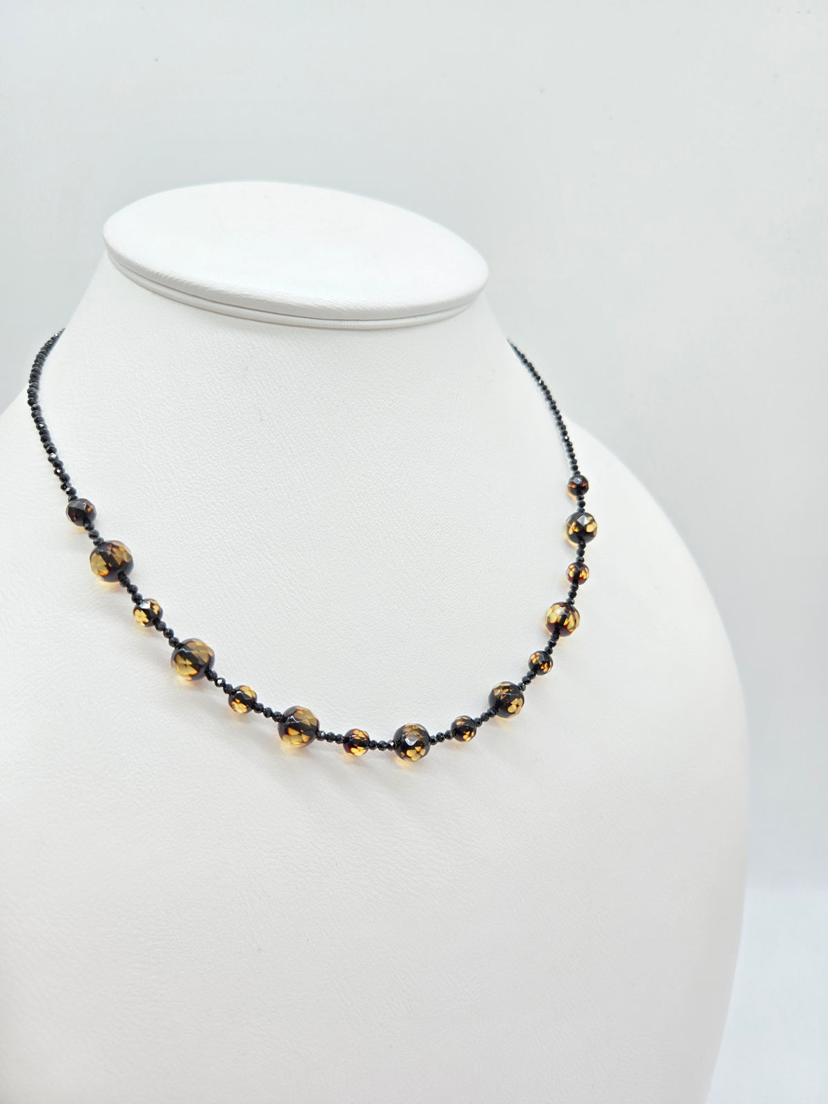 Elegante Bernsteinkette mit Spinell – Echter Ostsee-Bernstein