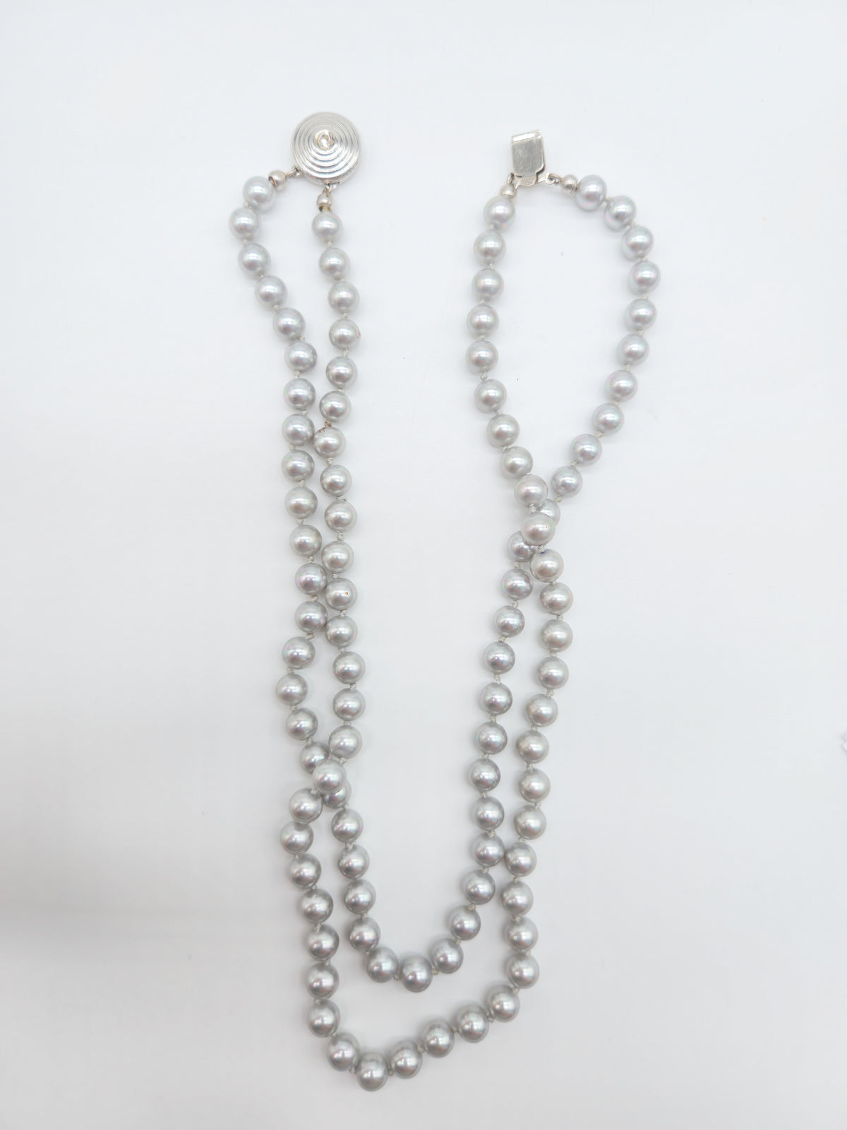 Vintage zweireihiges Perlencollier aus silbergrauen Zuchtperlen mit Zirkonia-Schmuckschließe