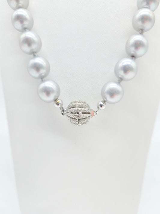 Collier aus großen silbergrauen Zuchtperlen mit Metallic-Lüster und Zirkonia-Verschluss