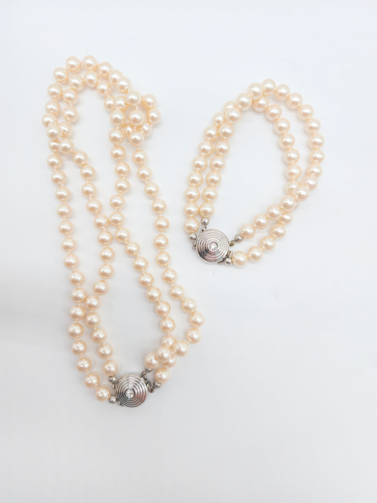 Perlen-Schmuckset: zweireihiges Collier & Armband aus cremeweißen Zuchtperlen