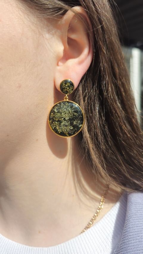 Round earrings made of gold-plated 925 sterling silver with green amber