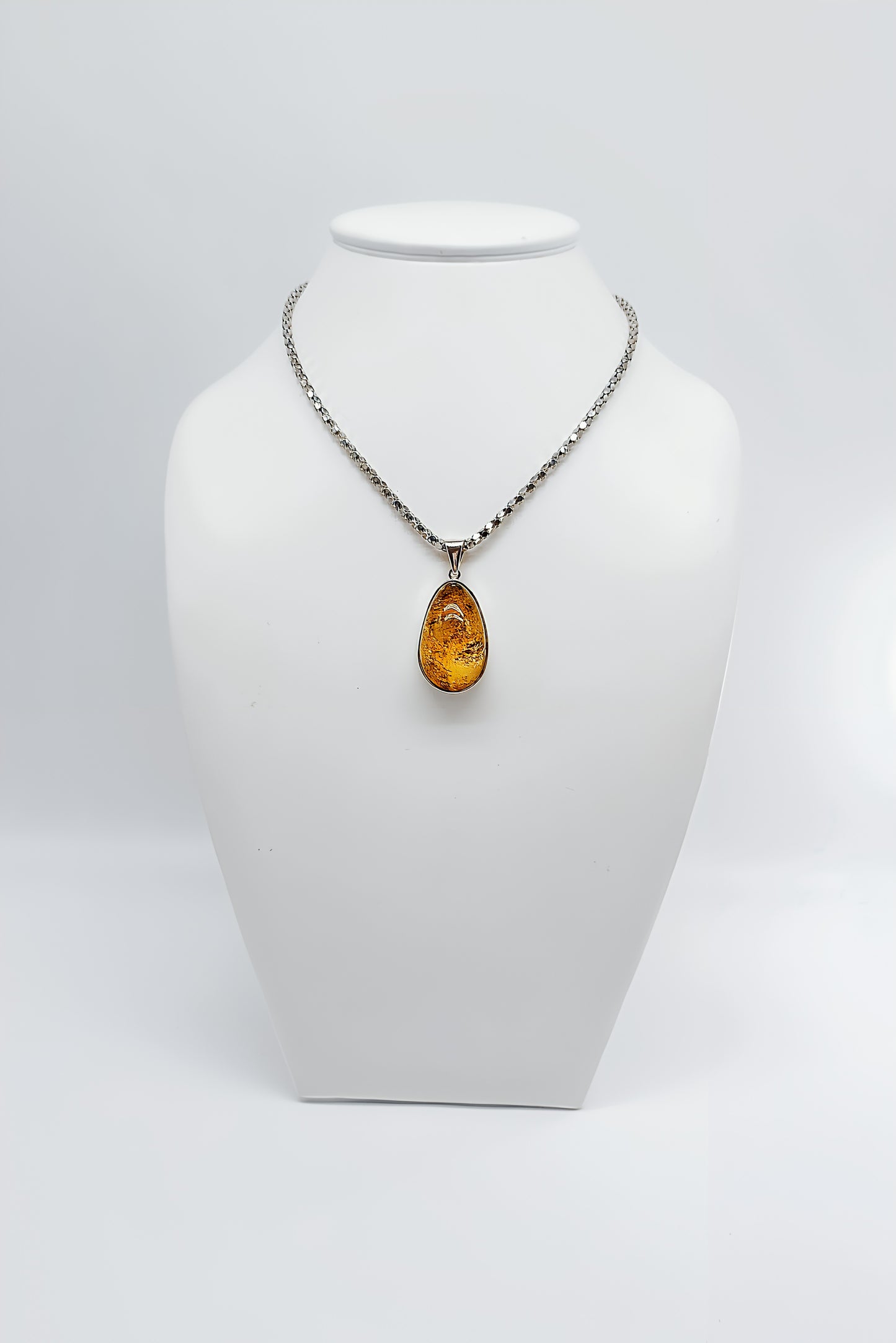 Amber Elegance: Exklusiver Bernsteinanhänger
