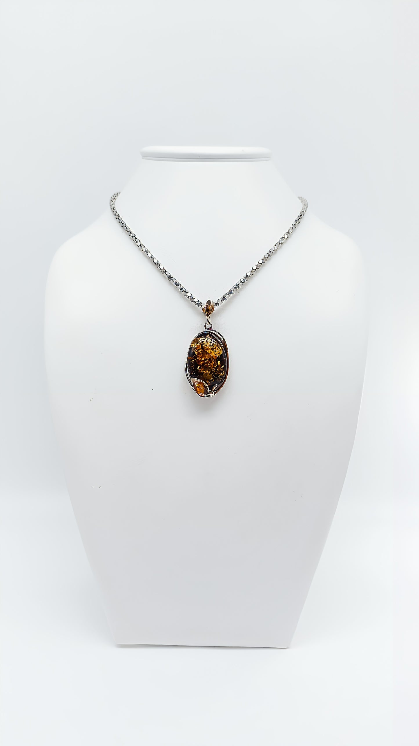Antique elegance: amber pendant in silver