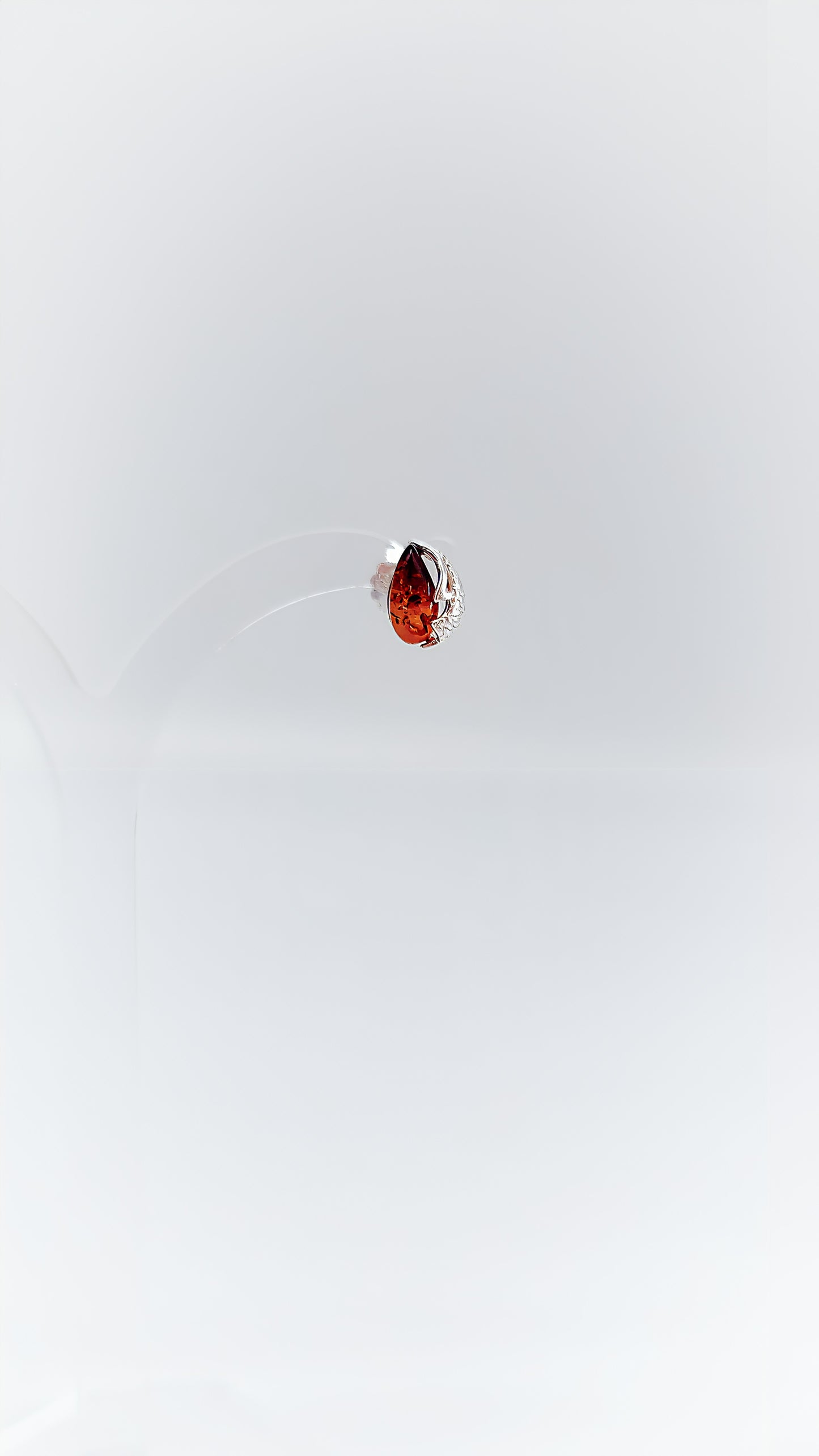 Shimmering drops: Amber meets precious silver