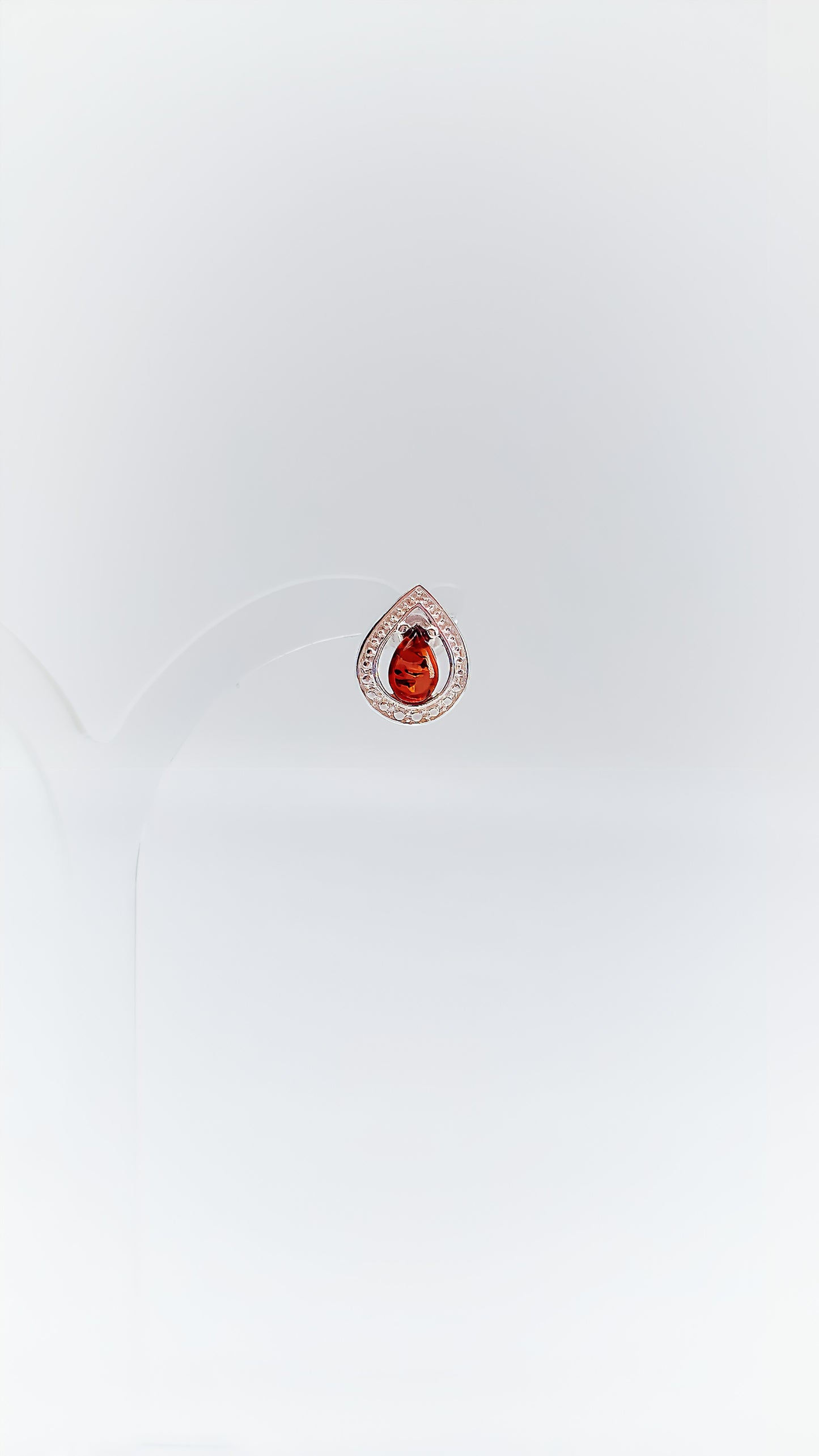 Glamorous drops: Amber in a noble frame
