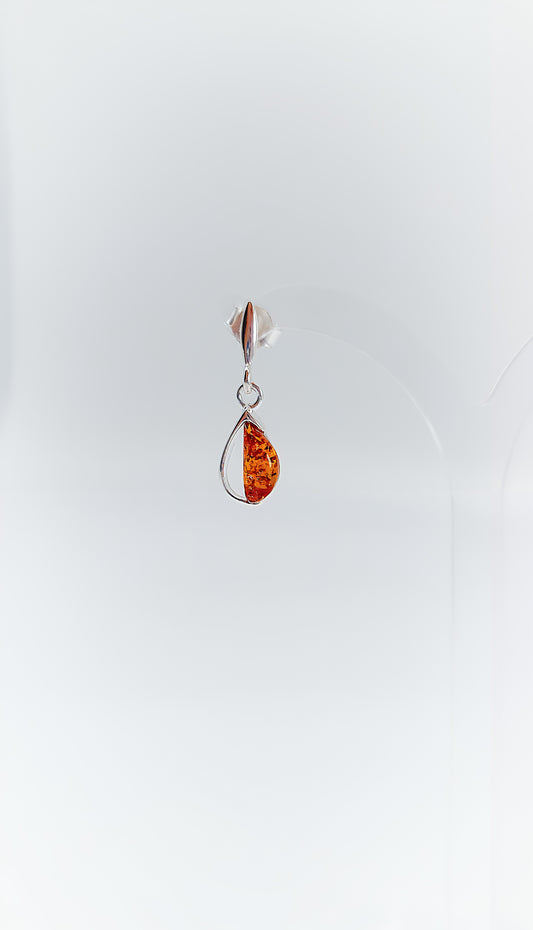 Flowing shine: ear studs with amber and silver