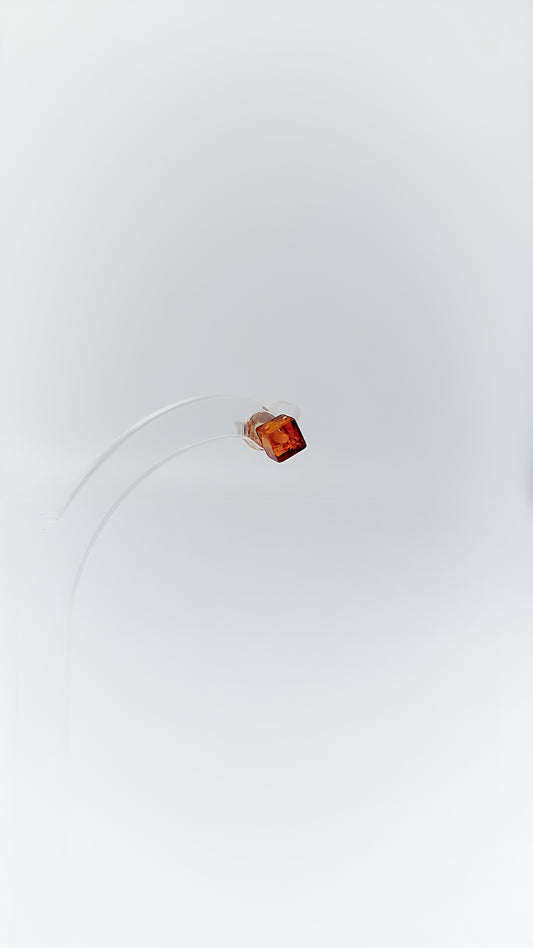 Fascinating geometry: earrings with amber cubes