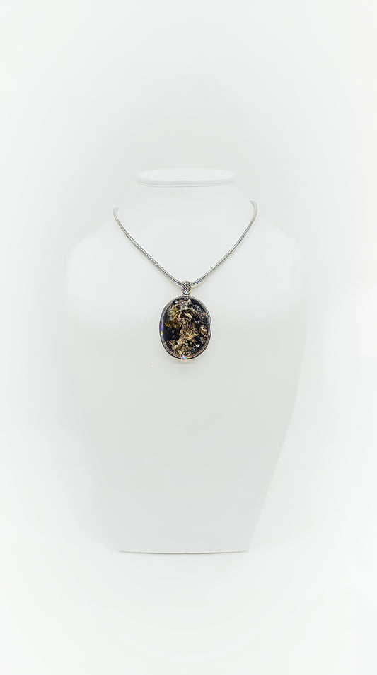 Fascinating unique piece: Oval amber in 925 silver