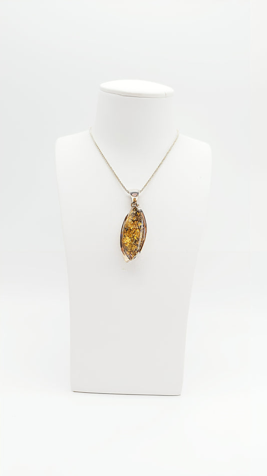 Unique amber pendant – nature meets elegance