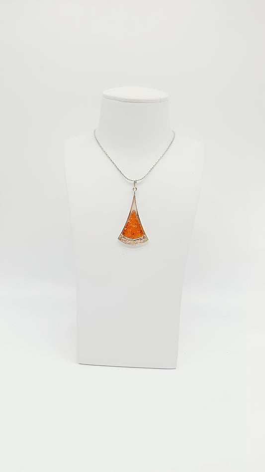Golden accents: amber pendant in a noble design