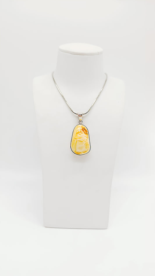 A radiant eye-catcher: unique amber