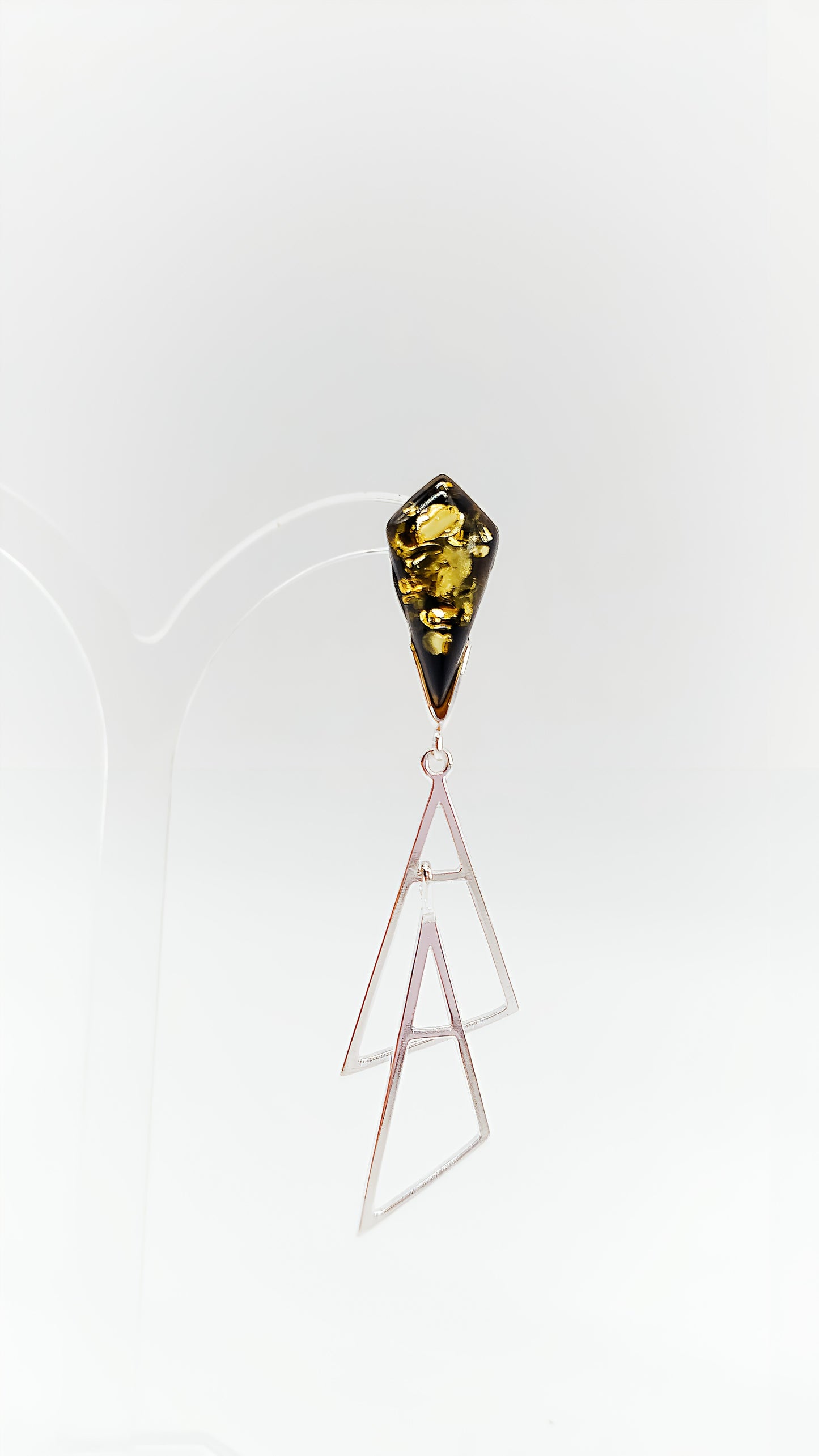 Geometrischer Chic: Ohrstecker mit grünem Bernstein