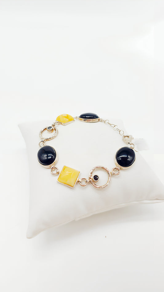 Amber-Onyx bracelet with adjustable length 16+4 cm
