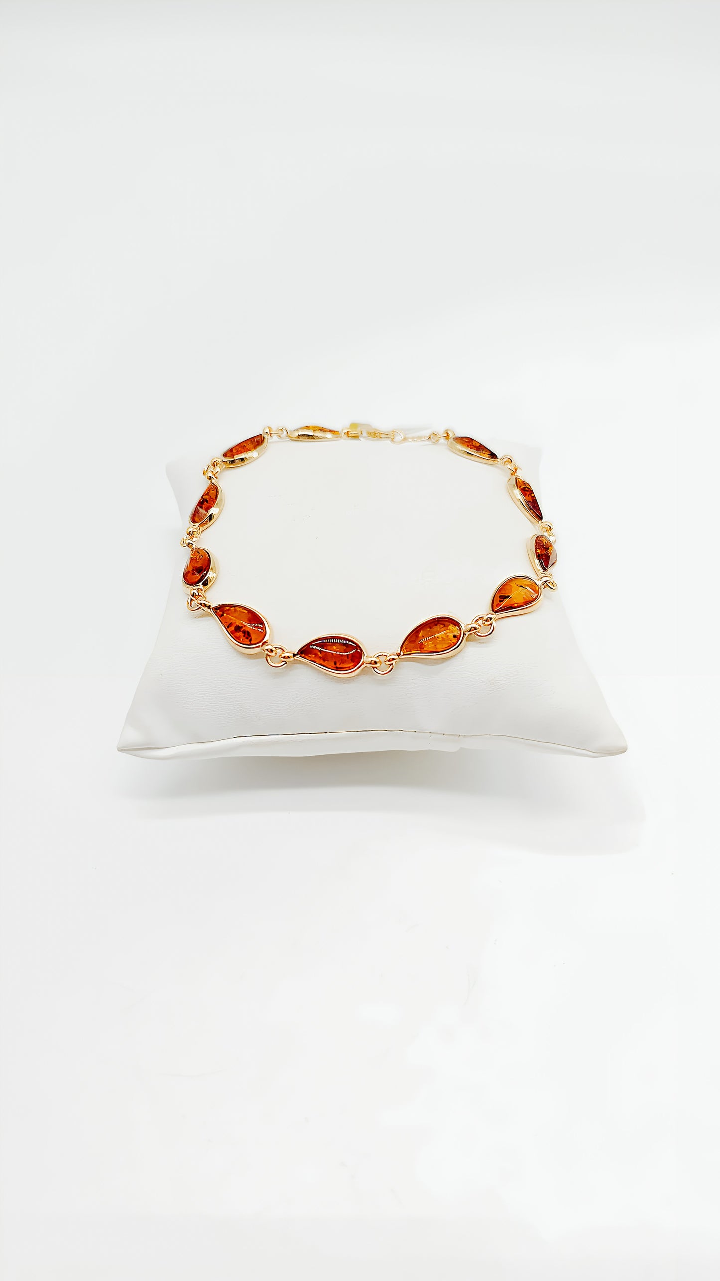 Unique and precious: bracelet with amber