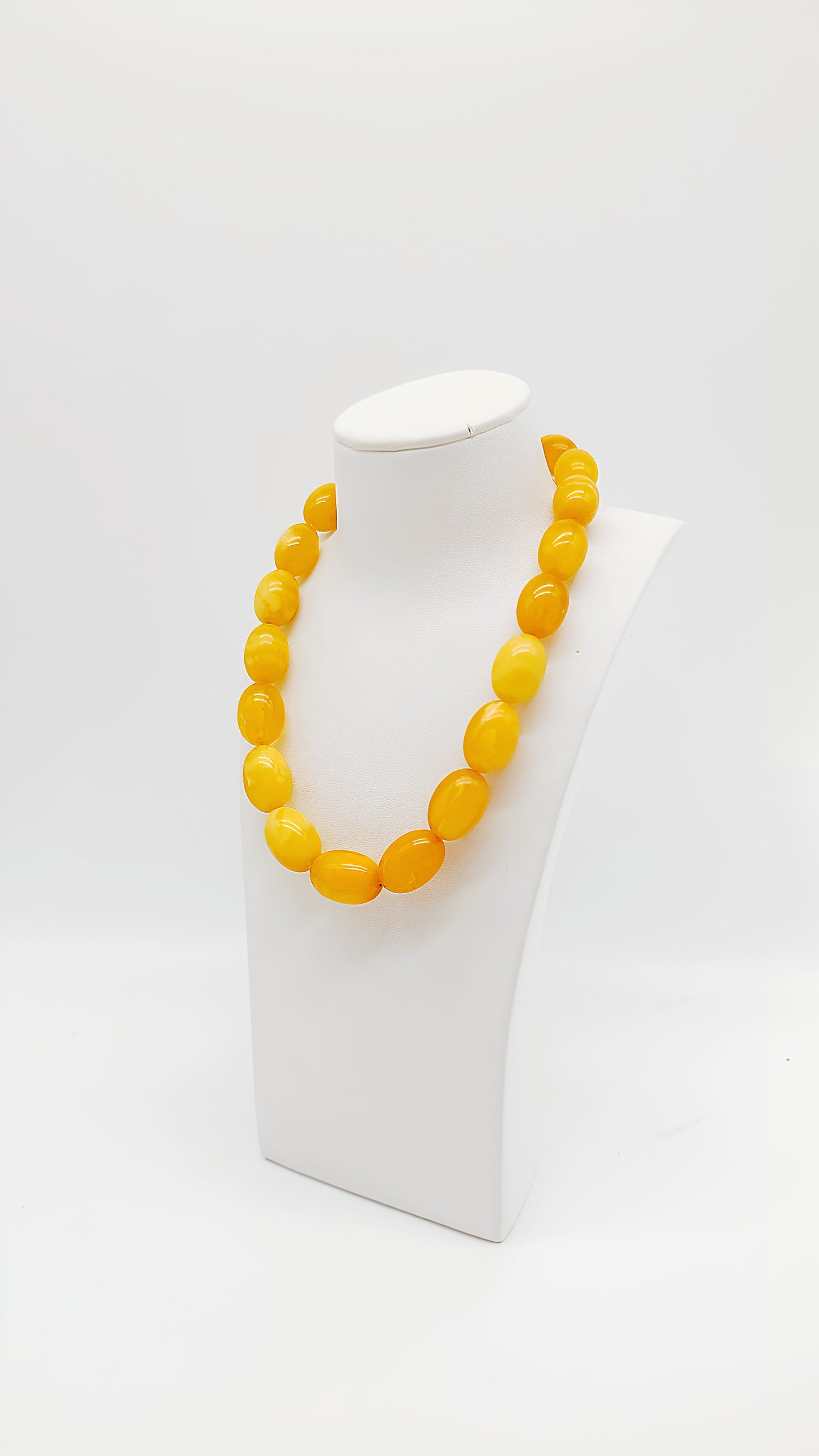Bright yellow tones: Unique amber necklace