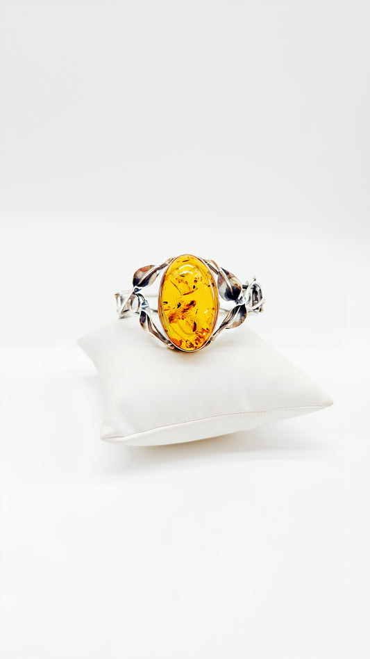 Nature meets elegance: silver and amber bangle