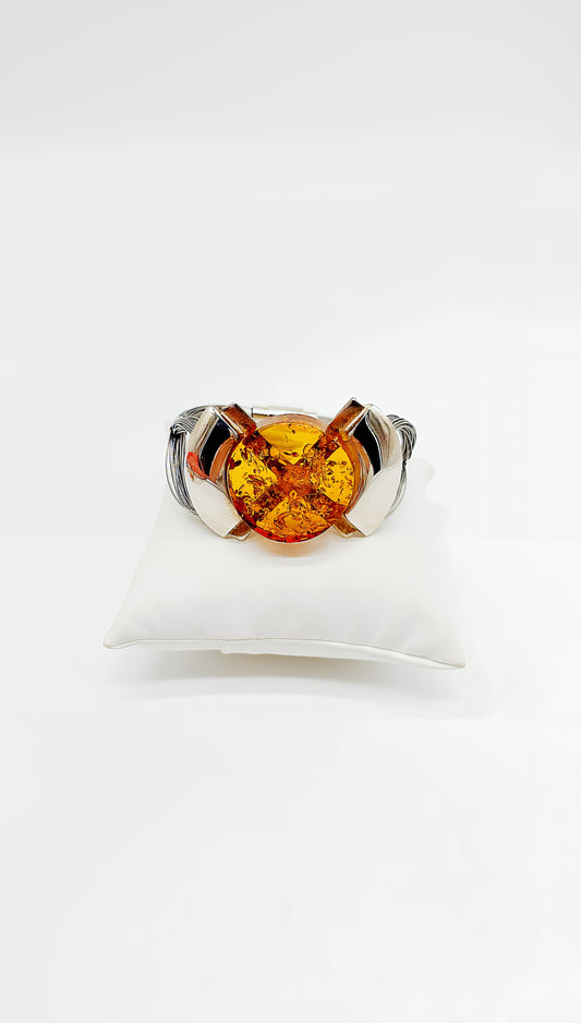 Timeless glow: amber meets silver