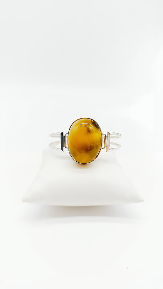Timeless beauty: amber and silver in harmony