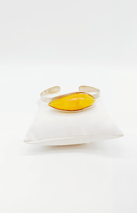 Sunbeams on the wrist: amber in sterling silver