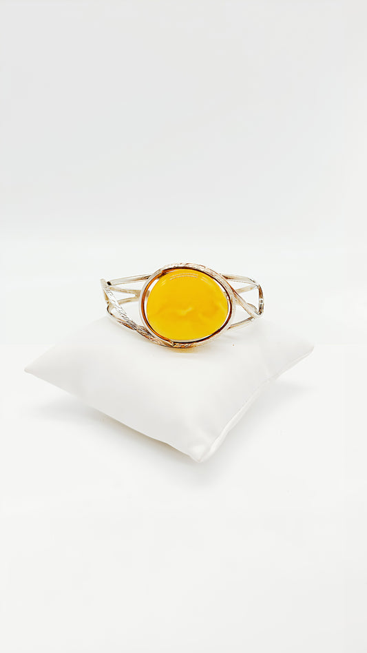 Golden shine for the wrist: bangle with amber