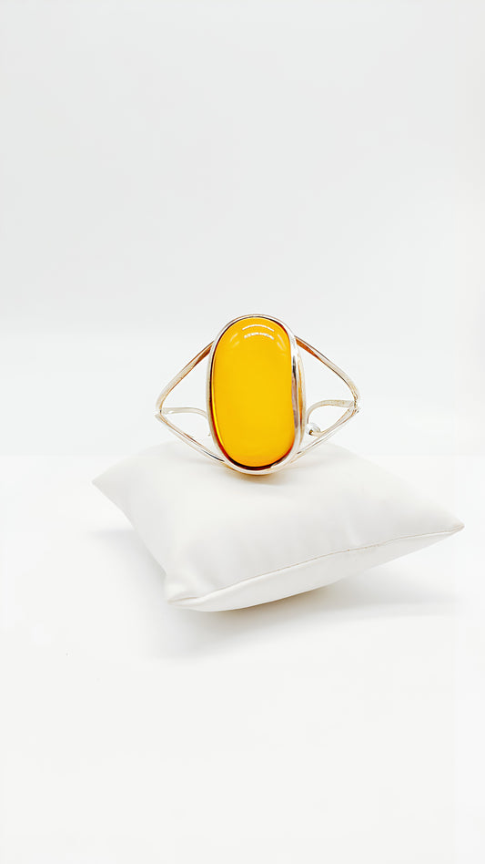 Exclusive and timeless: Amber bangle in a silver frame