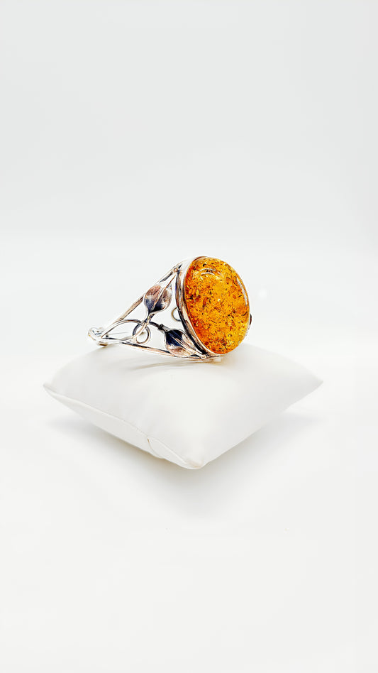 Artistic shine: Amber in a filigree silver design