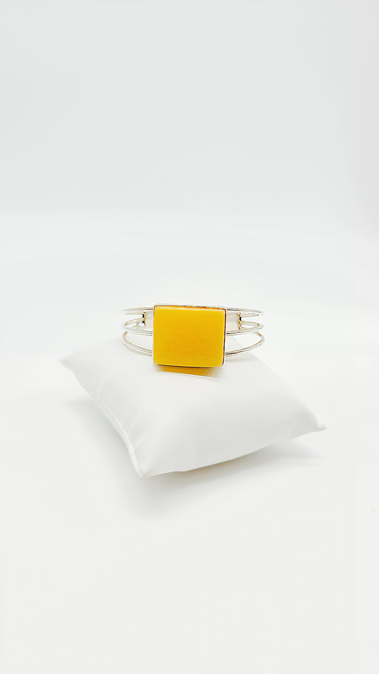 Square, stylish, unique – bangle with amber