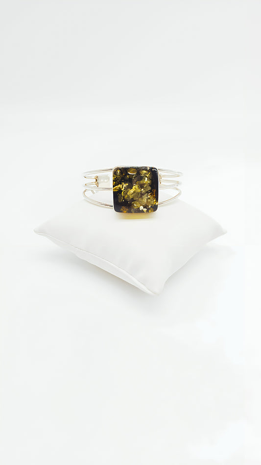 Mysterious depth: bracelet with green amber