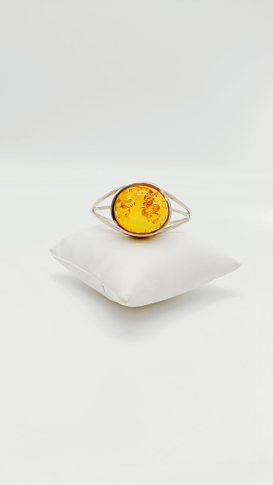 The sun on your wrist: Amber bangle in yellow