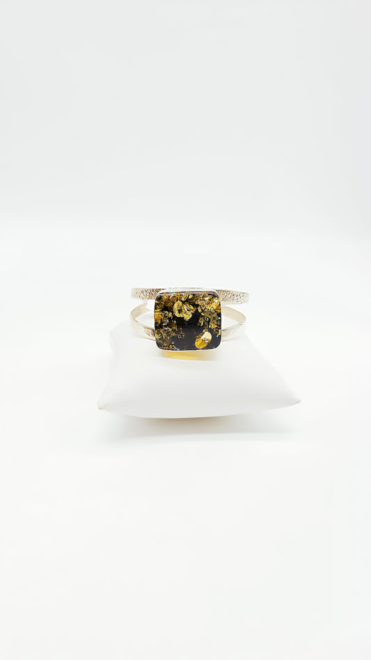Modern and sophisticated: Green amber in silver design
