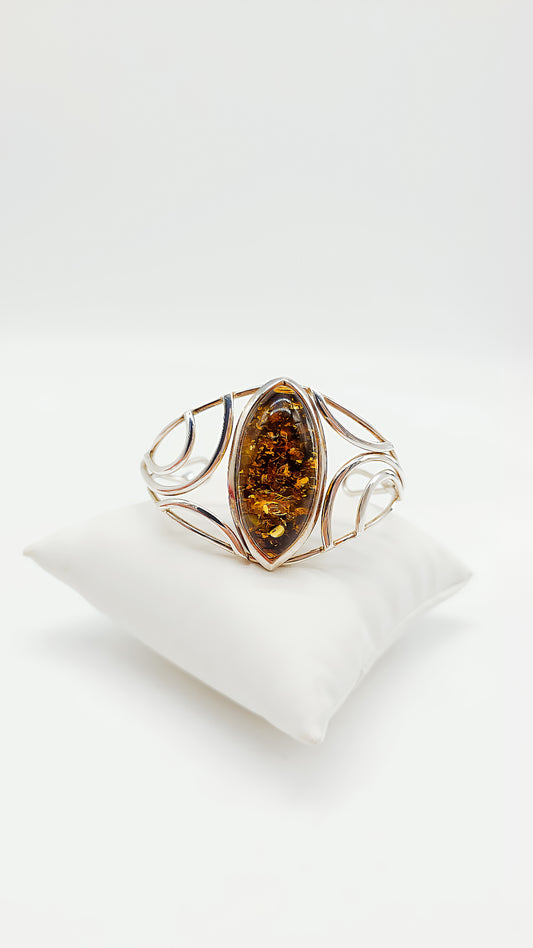 Pure luxury: filigree bangle with amber