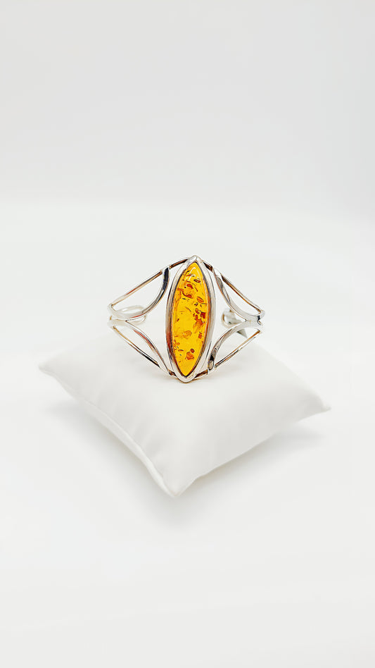 Bangle with natural amber – A touch of luxury