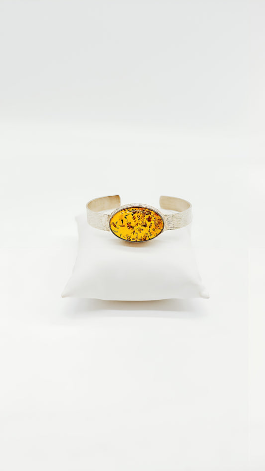 Natural refinement: bangle with oval amber