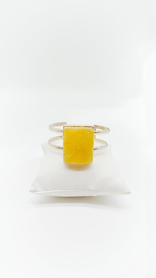 Perfect contrast: yellow amber and cool silver