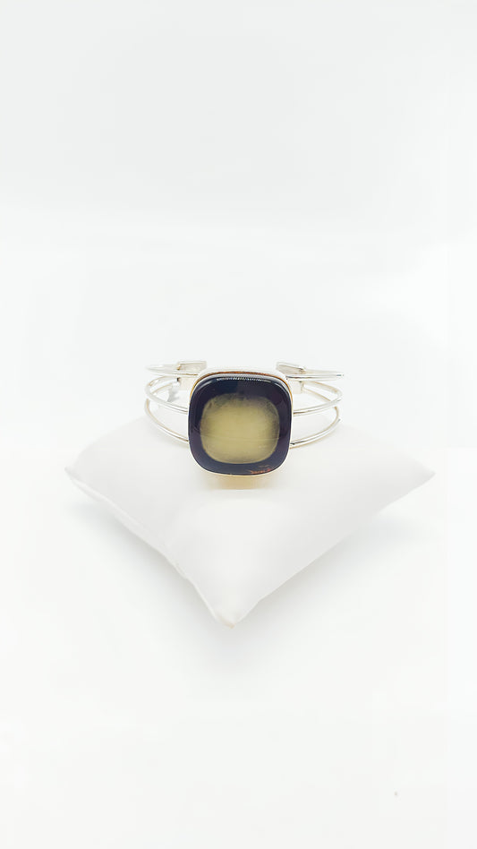 Mysterious shimmer: Square amber in silver