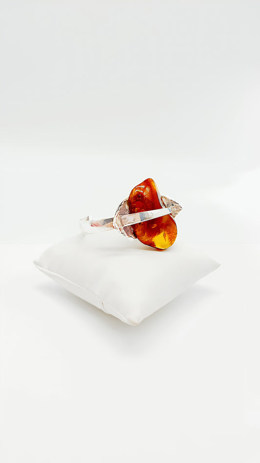Organic elegance: amber and silver in harmony