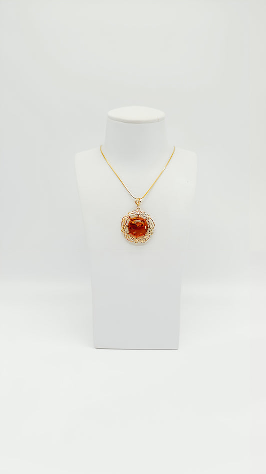 Strahlende Eleganz: Vergoldeter Bernstein-Anhänger