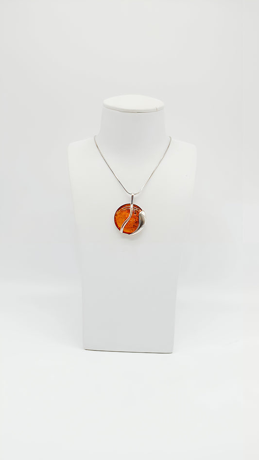 Leuchtender Bernstein in modernem Silber-Design