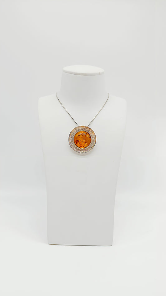 Runde Perfektion: Silber trifft Bernstein