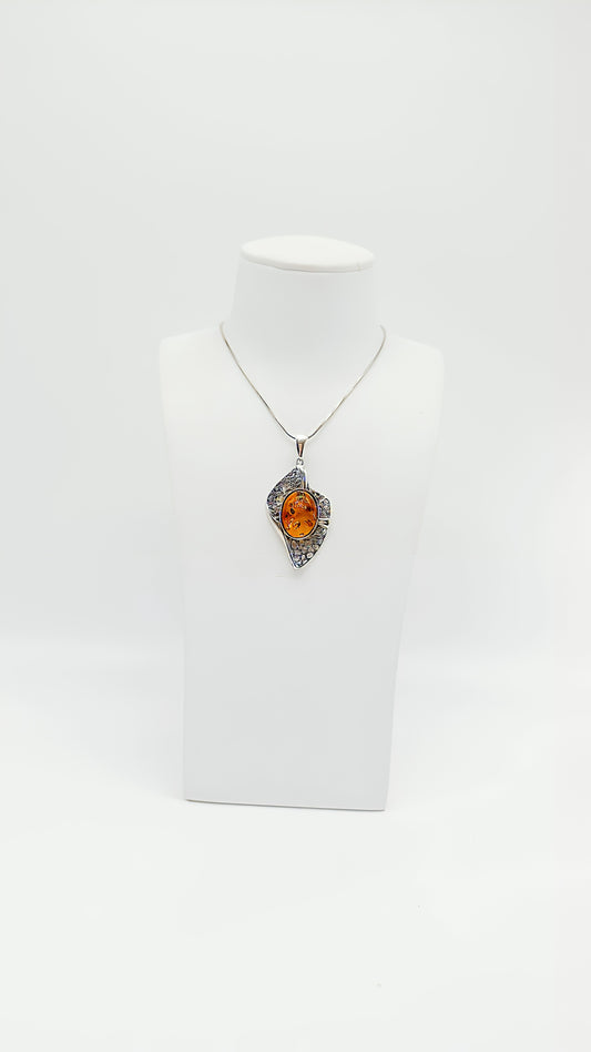 Natur & Kunst vereint: Bernstein-Schmuck