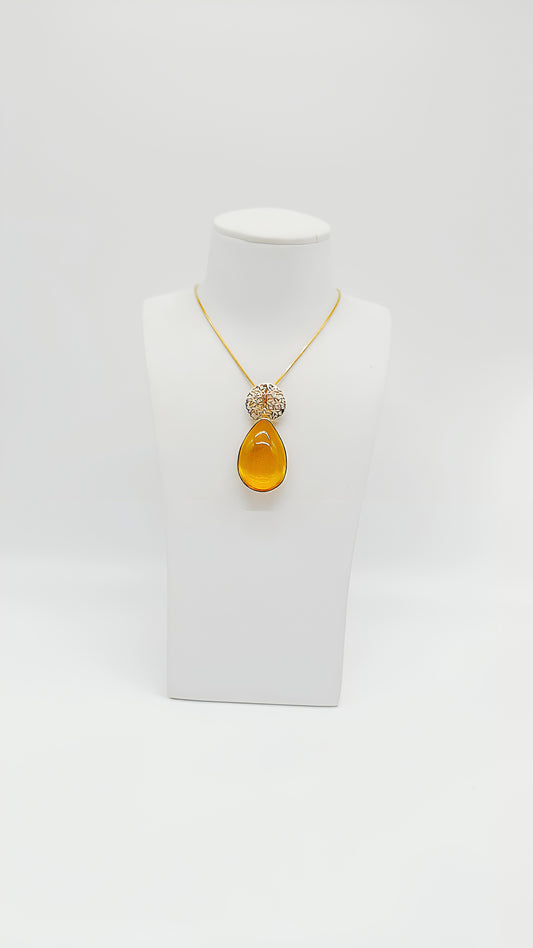 Luxury in drop form: gold-plated amber