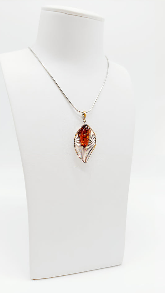 Amber pendant made of 925 silver – a unique piece for jewelry lovers