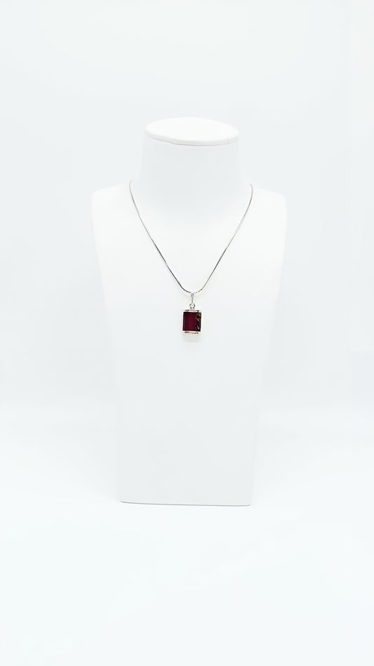 Schlicht und elegant: Rechteckiger Bernstein-Anhänger