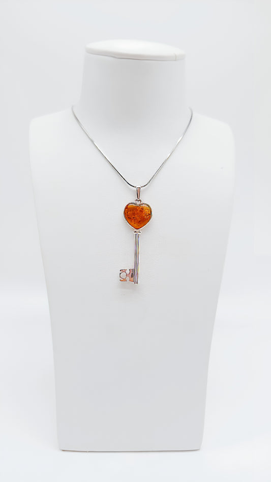 Schlüssel zur Liebe – Eleganter Bernsteinanhänger