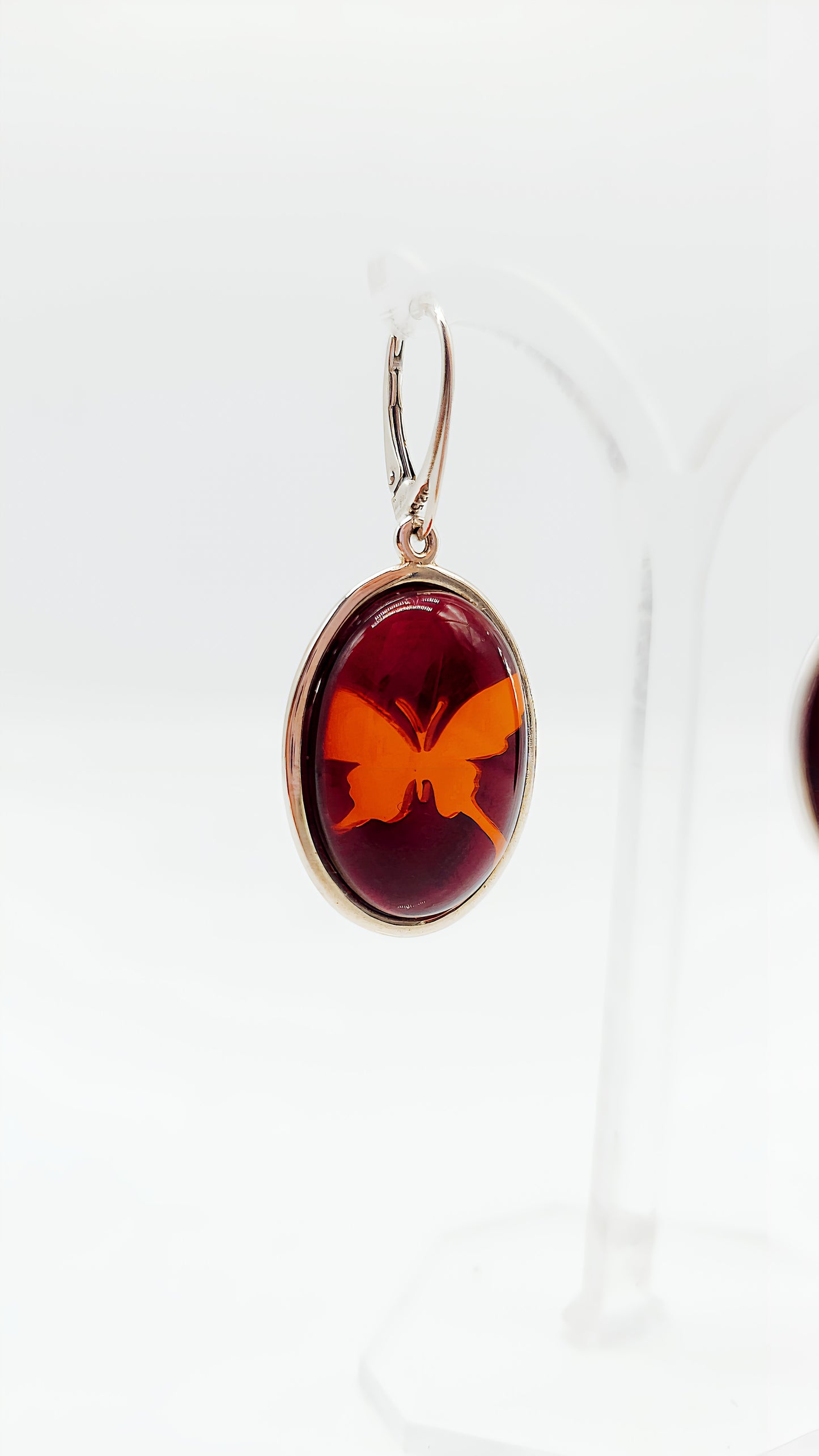 Shimmering freedom: Amber & silver united