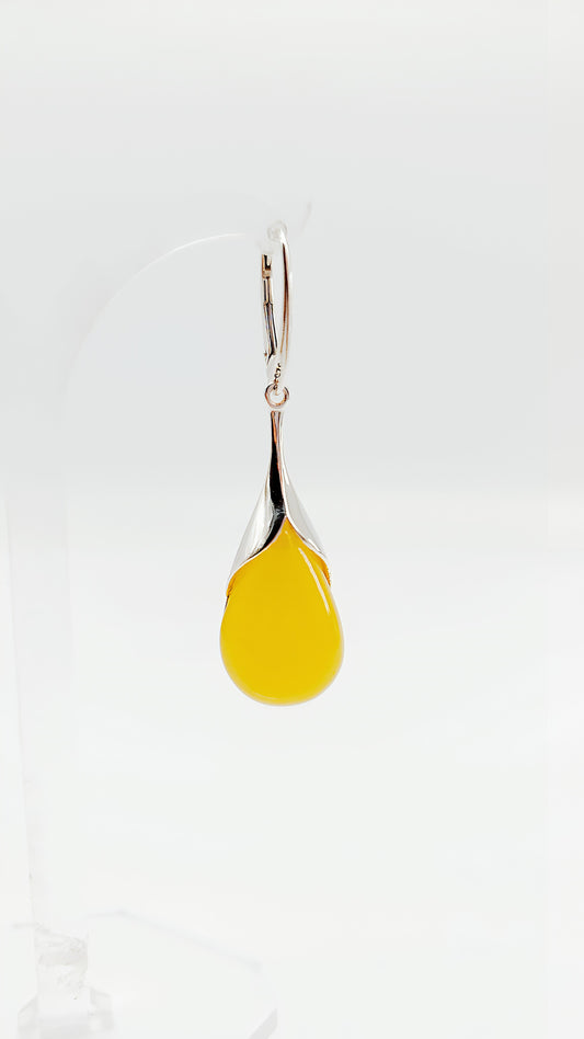 Radiant drops: amber earrings in silver look