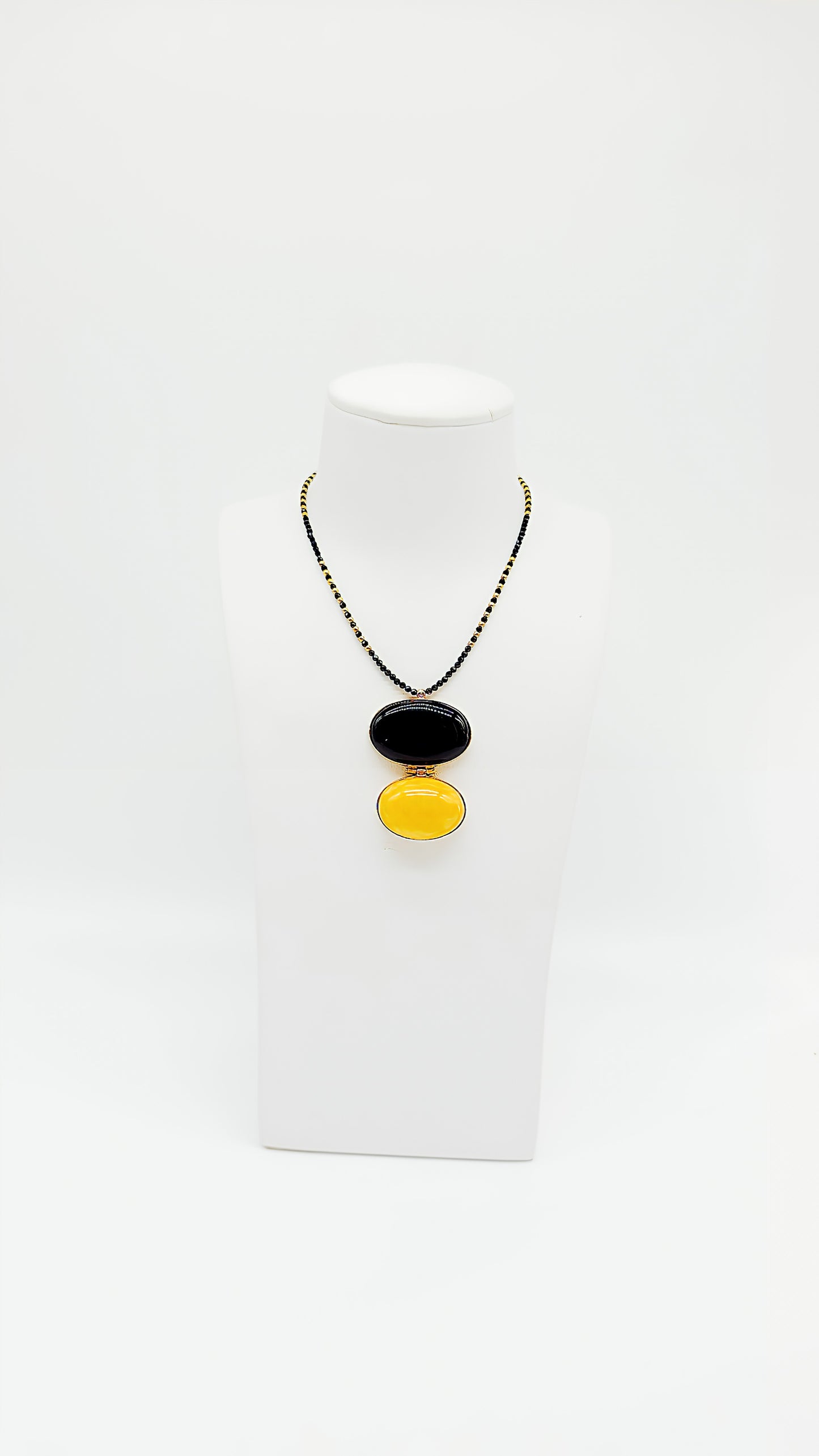 Eleganz in zwei Farben: Bernstein-Collier