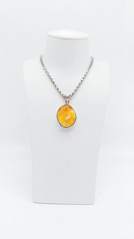 The magic of amber in a noble setting