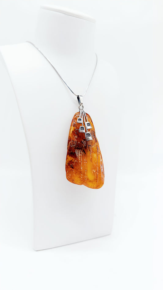 Exclusive statement pendant made of amber