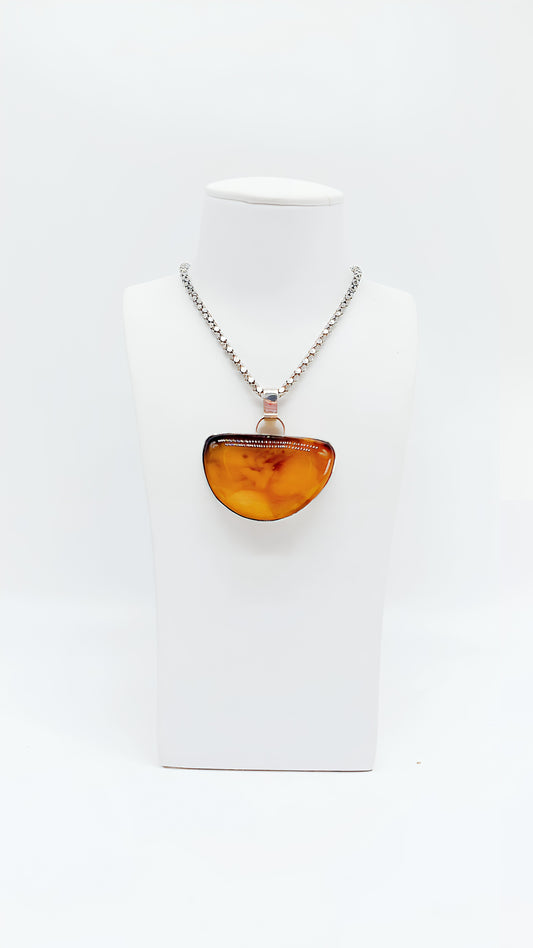 Warm amber: natural and stylish